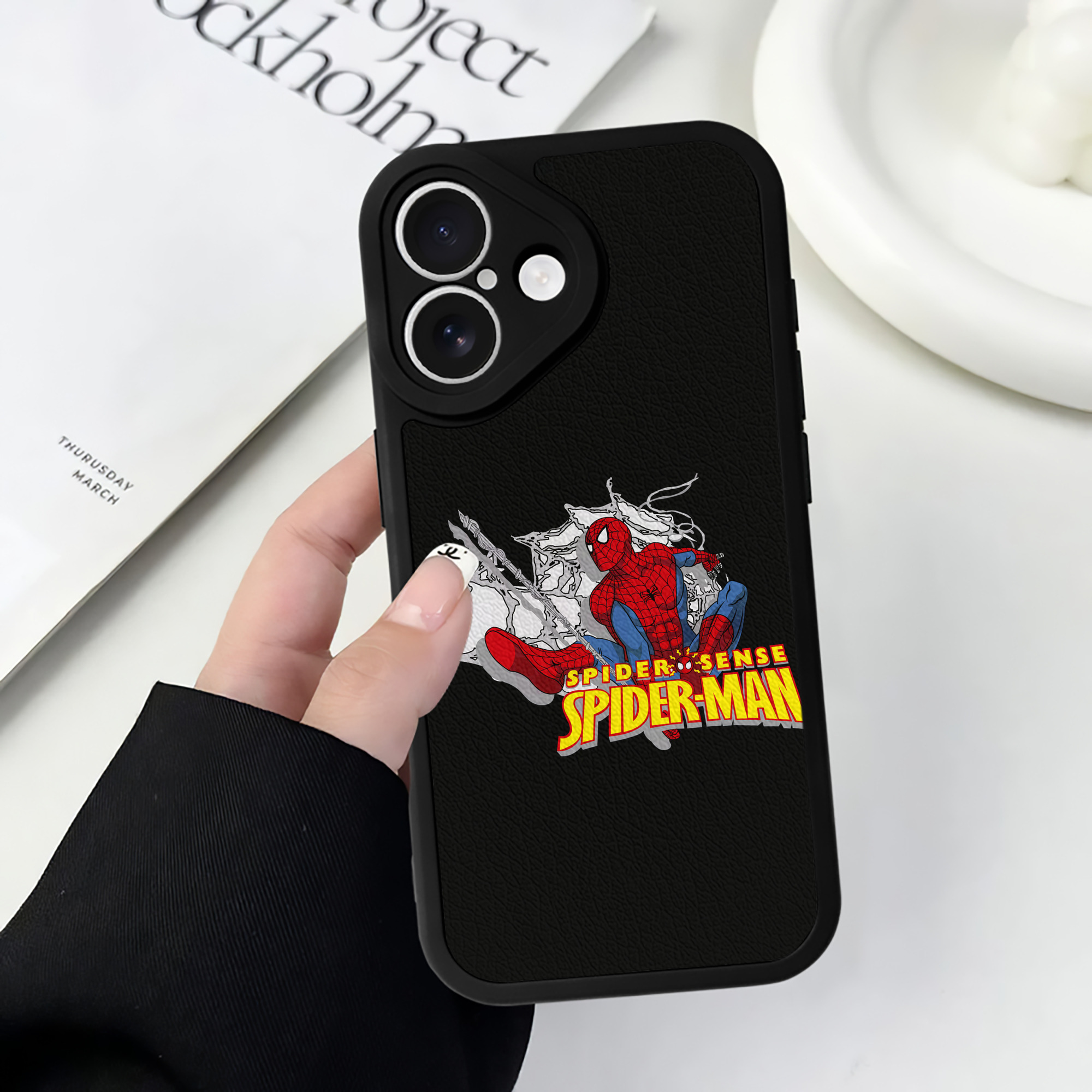 （画像用） Spider Man スパイダーマン 【iPhone 16シリーズ対応】シリコンスマホケース（レザー調） 材質：シリコン